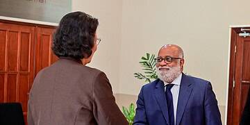 IDB Caribbean General Manager bespreekt onderwijshulp met president Simons 1 President Jennifer Simons heeft donderdag 20 november 2025 op het Kabinet van de President een werkbespreking gehad met Anton Edmunds, General Manager van het Caribbean Country Department van de Inter-Amerikaanse Ontwikkelingsbank (IDB). Centraal in het gesprek stonden de lopende programma’s in Suriname, met bijzondere nadruk op de verdere ontwikkeling en modernisering van de onderwijssector.