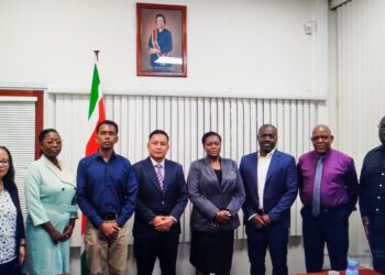 IMG 20251110 WA0018 1536x871 1 Minister Adelien Wijnerman van Financiën en Planning heeft op vrijdag 7 november 2025 de nieuwe Raad van Toezicht (RvT) van de Surinaamse Postspaarbank (SPSB) officieel geïnstalleerd. De plechtigheid vond plaats in aanwezigheid van vertegenwoordigers van de bank en het ministerie.