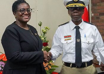 IMG 20251116 WA0015 1536x1404 1 De Inspectie der Invoerrechten en Accijnzen heeft twee nieuwe boegbeelden. Patricia Herfst-Macintosh is benoemd tot inspecteur en Ramon Frederik tot plaatsvervangend hoofd. De installatie vond vrijdag 14 november 2025 plaats op het kantoor aan de Havenlaan in Paramaribo.