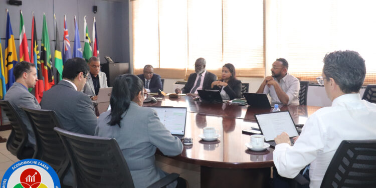 EZOTI en IMF houden overleg in kader van Article IV-consultatie; belooft structurele verbetering ondernemersklimaat 1 IMG 1810 Het ministerie van Economische Zaken, Ondernemerschap en Technologische Innovatie (EZOTI) heeft in een overleg met het Internationaal Monetair Fonds (IMF) aangegeven dat het er alles aan doet om het lokale ondernemersklimaat te verbeteren.