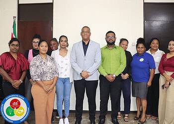 IMG 1902 Minister Andrew Baasaron van Economische Zaken, Ondernemerschap en Technologische Innovatie (EZOTI) heeft een werkbezoek gebracht aan het Surinaams Standaarden Bureau (SSB) aan de Fred Derbystraat. Ook directeur Ondernemerschap, Karishma Mathoera, was bij het bezoek aanwezig. De ontmoeting en rondleiding vonden plaats op dinsdag 18 november.