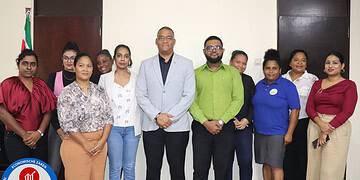 IMG 1902 Minister Andrew Baasaron van Economische Zaken, Ondernemerschap en Technologische Innovatie (EZOTI) heeft een werkbezoek gebracht aan het Surinaams Standaarden Bureau (SSB) aan de Fred Derbystraat. Ook directeur Ondernemerschap, Karishma Mathoera, was bij het bezoek aanwezig. De ontmoeting en rondleiding vonden plaats op dinsdag 18 november.