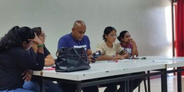 Bobby Ramautar voorzitter van VRA tijdens een ALV met zijn bestuur