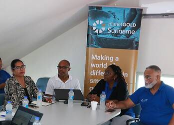 IMG 2321 ILACO, een Surinaams ingenieurs- en adviesbureau gespecialiseerd in milieustudies en bodem-, water- en sedimentonderzoek, zal in opdracht van PlanetGOLD Suriname een Milieu Effectenanalyse uitvoeren, internationaal bekend als een Environmental and Social Impact Assessment (ESIA). De studie moet de milieutechnische en sociale effecten van kleinschalige goudwinning in de twee gebieden in kaart brengen.