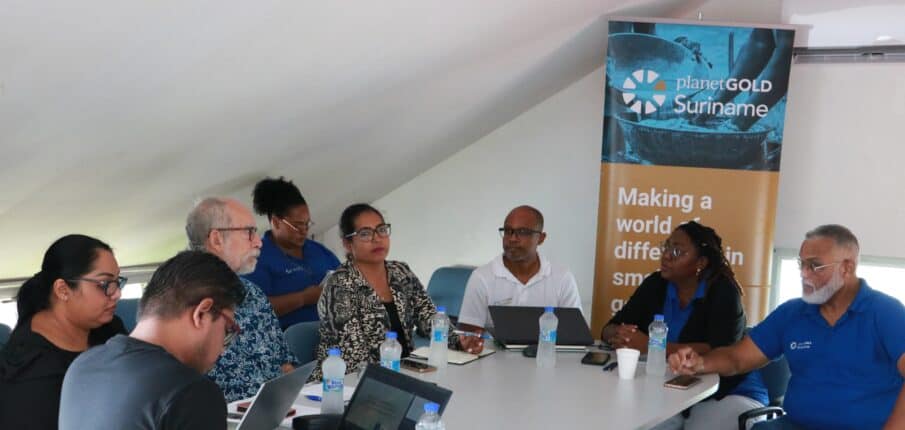 IMG 2321 ILACO, een Surinaams ingenieurs- en adviesbureau gespecialiseerd in milieustudies en bodem-, water- en sedimentonderzoek, zal in opdracht van PlanetGOLD Suriname een Milieu Effectenanalyse uitvoeren, internationaal bekend als een Environmental and Social Impact Assessment (ESIA). De studie moet de milieutechnische en sociale effecten van kleinschalige goudwinning in de twee gebieden in kaart brengen.