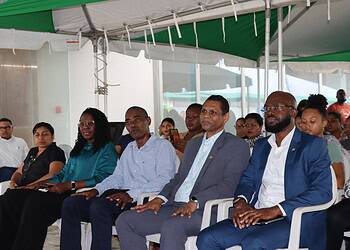 IMG 3237 1 1 Het Bureau Openbare Gezondheidszorg (BOG) heeft op dinsdag 18 november zijn 98-jarig bestaan gevierd, gecombineerd met een soft opening van het nieuwe BOG-gebouw. De plechtigheid vond plaats in aanwezigheid van minister van Volksgezondheid, Welzijn en Arbeid, André Misiekaba, het directieteam, de waarnemend directeur van het BOG, drs. Radjesh Ori, en medewerkers van de dienst.