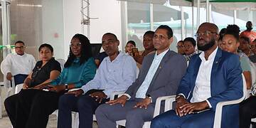 IMG 3237 1 1 Het Bureau Openbare Gezondheidszorg (BOG) heeft op dinsdag 18 november zijn 98-jarig bestaan gevierd, gecombineerd met een soft opening van het nieuwe BOG-gebouw. De plechtigheid vond plaats in aanwezigheid van minister van Volksgezondheid, Welzijn en Arbeid, André Misiekaba, het directieteam, de waarnemend directeur van het BOG, drs. Radjesh Ori, en medewerkers van de dienst.