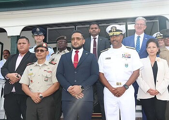 IMG 6280 De bevelhebber van het U.S. Southern Command (SOUTHCOM), admiraal Alvin Holsey, heeft een bezoek gebracht aan Suriname om de veiligheidsrelatie tussen beide landen verder te versterken. De Amerikaanse topmilitair was, op uitnodiging van de Amerikaanse ambassade in Paramaribo, in het land voor overleg met de Surinaamse regering en defensietop.