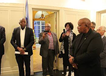 IMG 8733 Ambassadeur Ricardo Panka is vandaag warm ontvangen op de Surinaamse ambassade in Den Haag. Direct na zijn aankomst op Schiphol begaf hij zich naar de ambassade, waar zowel het diplomatieke team als leden van de Surinaams-Nederlandse gemeenschap hem verwelkomden.