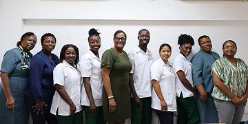 Jenny Johns Christopher midden Jenny Johns-Christopher is onlangs in alle stilte aangesteld als de nieuwe waarnemend directeur van de Regionale Gezondheidsdienst (RGD). “We zijn ook verbaasd”, zegt voorzitter Bobby Ramautar van de Vereniging Regionale Gezondheidsdienst Artsen (VRA).