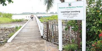 Leonsberg1 Boothouders bij de aanmeersteiger van Leonsberg slaan alarm over de uitgifte van het terrein vlak voor de verkiezingen van mei 2025. De steiger, die al jaren wordt gebruikt als hoofdvertrekpunt voor bootverkeer richting plantages aan de Commewijne- en Surinamerivier en naar Braamspunt, staat sinds mei op naam van Sandiep Seemangal.