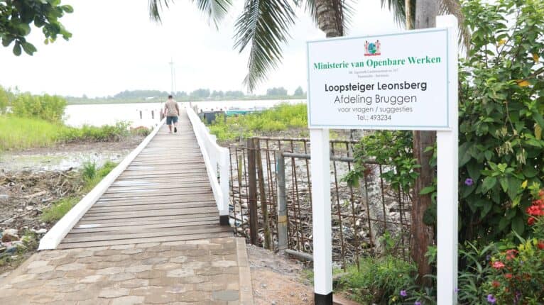 Leonsberg1 “Ik ga naar de rechter stappen,” zegt de ondernemer die het terrein nabij de aanmeersteiger te Leonsberg toegewezen heeft gekregen, in een interview met DTV-Express.