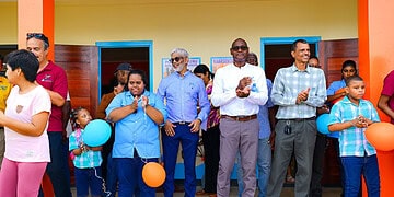 Matoekoe 4b Bij Stichting Centrum Matoekoe is maandag in feestelijke sfeer een nieuwe werkruimte officieel in gebruik genomen. De splinternieuwe faciliteit vormt een belangrijke mijlpaal voor de vakgerichte dagbesteding van de pupillen van de stichting. Het project is mogelijk gemaakt dankzij een investering van circa 140.000 Amerikaanse dollar door Staatsolie Maatschappij Suriname N.V.