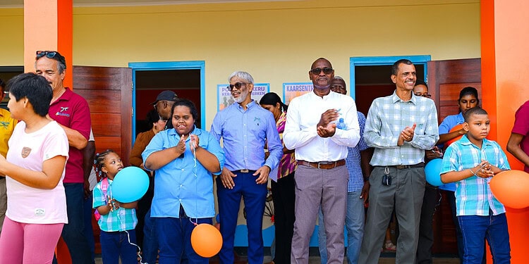 Matoekoe 4b Bij Stichting Centrum Matoekoe is maandag in feestelijke sfeer een nieuwe werkruimte officieel in gebruik genomen. De splinternieuwe faciliteit vormt een belangrijke mijlpaal voor de vakgerichte dagbesteding van de pupillen van de stichting. Het project is mogelijk gemaakt dankzij een investering van circa 140.000 Amerikaanse dollar door Staatsolie Maatschappij Suriname N.V.