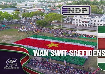 NDP: “50 jaar Srefidensi is moment om te kiezen voor één verenigde toekomst” 4 NDP 50 jaar srefidensi De Nationale Democratische Partij (NDP) feliciteert Suriname op Onafhankelijkheidsdag met 50 jaar staatkundige onafhankelijkheid en roept tegelijk op tot “volledige dekolonisatie” en verdere nationale eenheid. In een jubileumboodschap stelt de partij dat onafhankelijkheid volgens haar verder gaat dan politieke soevereiniteit en dat er bewust gekozen moet worden voor een samenleving zonder verdeeldheid.