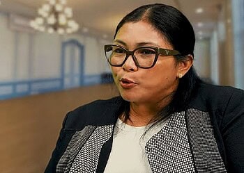 Natalie Amatmohamedvhp lid Als lid van De Nationale Assemblée acht ik het mijn plicht om transparant en consequent te zijn naar het Surinaamse volk toe. Met die verantwoordelijkheid wil ik mijn ernstige bezorgdheid uitspreken over de recente terugkeer van het bedrijf Chinalco in Suriname en de manier waarop dit door de huidige leiding van het land wordt gepresenteerd. Het Surinaamse volk heeft het recht te weten waar zijn natuurlijke hulpbronnen naartoe gaan, onder welke voorwaarden en welke belangen ermee gemoeid zijn. Het is daarom opmerkelijk en zorgwekkend dat projecten en samenwerkingen die in het recente verleden nog scherp werden afgewezen en als “gevaarlijk” of “schadelijk voor onze soevereiniteit” werden bestempeld, nu zonder duidelijke onderbouwing als “strategische ontwikkeling” worden verwelkomd. Politieke verantwoordelijkheid vereist consistentie, verantwoording en respect voor het geheugen van de samenleving. Wanneer men gisteren waarschuwde voor risico’s, maar vandaag zonder uitleg het tegenovergestelde standpunt inneemt, schaadt dat het vertrouwen van de bevolking in de politiek. Dat vertrouwen is al kwetsbaar. Wij kunnen ons niet veroorloven om het verder te ondermijnen. Ik wil daarom oproepen tot: 1. Openbaarmaking van alle afspraken gemaakt met Chinalco en gerelateerde partners; 2. Parlementaire behandeling van deze samenwerking voordat er bindende verplichtingen worden aangegaan; 3. Een nationaal, transparant beleid voor mijnbouw en buitenlandse investeringen, zodat projecten niet telkens afhankelijk zijn van politieke wisselingen of persoonlijke agenda’s; 4. Complete betrokkenheid van de gemeenschap, in het bijzonder de regio’s en burgers die direct worden geraakt door mijnbouwactiviteiten. Onze natuurlijke rijkdommen zijn erfgoed van het Surinaamse volk – niet van regeringen, niet van bedrijven, niet van individuele machtsposities. De toekomst van Suriname mag niet gebaseerd zijn op improvisatie, geheugenverlies of opportunisme, maar op helder beleid, eerlijke communicatie en respect voor het nationaal belang. Ik blijf mij inzetten voor besluitvorming die het vertrouwen van burgers waard is en die oprecht het welzijn van Suriname vooropstelt. Drs. Natalie Amatmohamed VHP DNA-lid