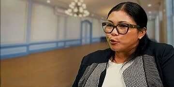 Natalie Amatmohamedvhp lid Als lid van De Nationale Assemblée acht ik het mijn plicht om transparant en consequent te zijn naar het Surinaamse volk toe. Met die verantwoordelijkheid wil ik mijn ernstige bezorgdheid uitspreken over de recente terugkeer van het bedrijf Chinalco in Suriname en de manier waarop dit door de huidige leiding van het land wordt gepresenteerd. Het Surinaamse volk heeft het recht te weten waar zijn natuurlijke hulpbronnen naartoe gaan, onder welke voorwaarden en welke belangen ermee gemoeid zijn. Het is daarom opmerkelijk en zorgwekkend dat projecten en samenwerkingen die in het recente verleden nog scherp werden afgewezen en als “gevaarlijk” of “schadelijk voor onze soevereiniteit” werden bestempeld, nu zonder duidelijke onderbouwing als “strategische ontwikkeling” worden verwelkomd. Politieke verantwoordelijkheid vereist consistentie, verantwoording en respect voor het geheugen van de samenleving. Wanneer men gisteren waarschuwde voor risico’s, maar vandaag zonder uitleg het tegenovergestelde standpunt inneemt, schaadt dat het vertrouwen van de bevolking in de politiek. Dat vertrouwen is al kwetsbaar. Wij kunnen ons niet veroorloven om het verder te ondermijnen. Ik wil daarom oproepen tot: 1. Openbaarmaking van alle afspraken gemaakt met Chinalco en gerelateerde partners; 2. Parlementaire behandeling van deze samenwerking voordat er bindende verplichtingen worden aangegaan; 3. Een nationaal, transparant beleid voor mijnbouw en buitenlandse investeringen, zodat projecten niet telkens afhankelijk zijn van politieke wisselingen of persoonlijke agenda’s; 4. Complete betrokkenheid van de gemeenschap, in het bijzonder de regio’s en burgers die direct worden geraakt door mijnbouwactiviteiten. Onze natuurlijke rijkdommen zijn erfgoed van het Surinaamse volk – niet van regeringen, niet van bedrijven, niet van individuele machtsposities. De toekomst van Suriname mag niet gebaseerd zijn op improvisatie, geheugenverlies of opportunisme, maar op helder beleid, eerlijke communicatie en respect voor het nationaal belang. Ik blijf mij inzetten voor besluitvorming die het vertrouwen van burgers waard is en die oprecht het welzijn van Suriname vooropstelt. Drs. Natalie Amatmohamed VHP DNA-lid