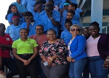 O.S. Hockey School ter gelegenheid Internationale Dag voor de Rechten van het Kind Op de Internationale Dag voor de Rechten van het Kind, op 20 november, heeft de Nationale Commissie Uitbanning Kinderarbeid (NCUK) twee voorlichtingssessies verzorgd voor ongeveer vijftig leerlingen van de O.S. Hockey School. Centraal stond het recht van ieder kind op bescherming tegen kinderarbeid.