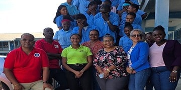 O.S. Hockey School ter gelegenheid Internationale Dag voor de Rechten van het Kind Op de Internationale Dag voor de Rechten van het Kind, op 20 november, heeft de Nationale Commissie Uitbanning Kinderarbeid (NCUK) twee voorlichtingssessies verzorgd voor ongeveer vijftig leerlingen van de O.S. Hockey School. Centraal stond het recht van ieder kind op bescherming tegen kinderarbeid.