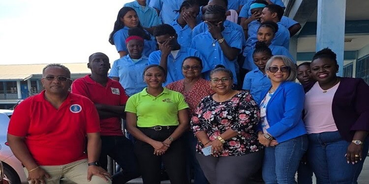 O.S. Hockey School ter gelegenheid Internationale Dag voor de Rechten van het Kind Op de Internationale Dag voor de Rechten van het Kind, op 20 november, heeft de Nationale Commissie Uitbanning Kinderarbeid (NCUK) twee voorlichtingssessies verzorgd voor ongeveer vijftig leerlingen van de O.S. Hockey School. Centraal stond het recht van ieder kind op bescherming tegen kinderarbeid.