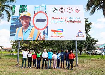 Onthulling Safety billboard 005 Verkeersveiligheid is een gedeelde verantwoordelijkheid. Met de onthulling van een verkeersveiligheidsbillboard in de schoolomgeving van Zorg & Hoop wil TotalEnergies EP Suriname B.V. het bewustzijn vergroten en aanzetten tot veiliger gedrag van bestuurders, fietsers en voetgangers.