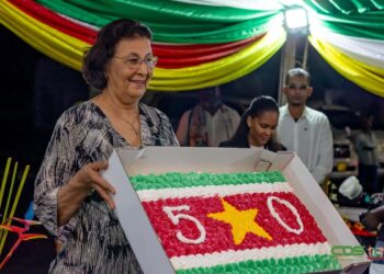 President Simons praat tijdens netwerkreceptie met stakeholders over verdere opbouw Suriname 3 President Jennifer Simons heeft dinsdag 25 november 2025 tijdens een receptie in de achtertuin van het Presidentieel Paleis, ter gelegenheid van 50 jaar Staatkundige Onafhankelijkheid, de nadruk gelegd op moed, doorzettingsvermogen en het belang van natievorming en onderlinge verbondenheid. Volgens het staatshoofd kan Suriname alleen vooruitgang boeken als Surinamers samen een gezamenlijke koers bepalen.