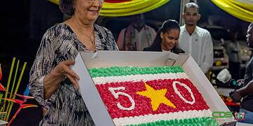 President Simons praat tijdens netwerkreceptie met stakeholders over verdere opbouw Suriname 3 President Jennifer Simons heeft dinsdag 25 november 2025 tijdens een receptie in de achtertuin van het Presidentieel Paleis, ter gelegenheid van 50 jaar Staatkundige Onafhankelijkheid, de nadruk gelegd op moed, doorzettingsvermogen en het belang van natievorming en onderlinge verbondenheid. Volgens het staatshoofd kan Suriname alleen vooruitgang boeken als Surinamers samen een gezamenlijke koers bepalen.