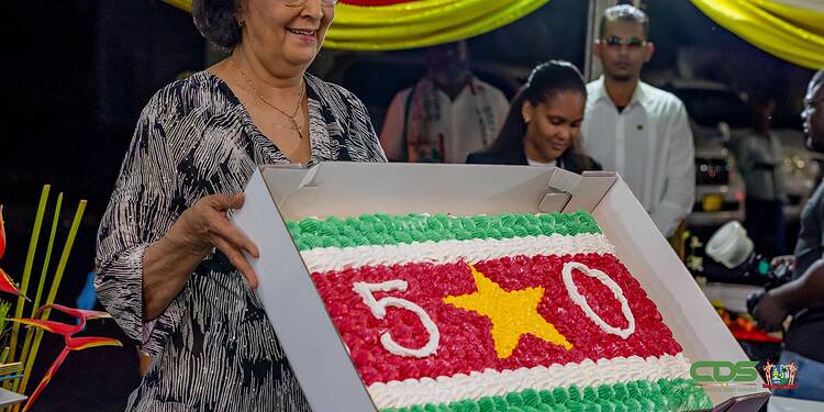 President Simons praat tijdens netwerkreceptie met stakeholders over verdere opbouw Suriname 3 President Jennifer Simons heeft dinsdag 25 november 2025 tijdens een receptie in de achtertuin van het Presidentieel Paleis, ter gelegenheid van 50 jaar Staatkundige Onafhankelijkheid, de nadruk gelegd op moed, doorzettingsvermogen en het belang van natievorming en onderlinge verbondenheid. Volgens het staatshoofd kan Suriname alleen vooruitgang boeken als Surinamers samen een gezamenlijke koers bepalen.