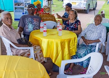 President Simons roept jong en oud op elkaar te ondersteunen voor beter Suriname 3 Tijdens de speciale ‘Bigi Sma Dey’, georganiseerd door de Presidentiële Srefidensi Commissie in het kader van 50 jaar staatkundige onafhankelijkheid, heeft president Jennifer Simons jong en oud opgeroepen elkaar te blijven ondersteunen voor een beter Suriname. Op zaterdag 22 november werden aan Waka Pasi ruim 500 seniore burgers in de watten gelegd met snacks, entertainment en verschillende prijzen.