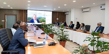 RKP06952 7 Tijdens de Algemene Vergadering van Aandeelhouders (AvA) van Staatsolie Maatschappij Suriname N.V. is op maandag 3 november 2025 officieel ingestemd met de benoeming van Rudolf Elias tot nieuwe president-commissaris. De vergadering vond plaats op het Kabinet van de President. Ook de overige leden van de nieuwe Raad van Commissarissen (RvC) zijn goedgekeurd: Sergio Akiemboto, Aroon Samjhawan, Chantal Doekhie, Edgar Caffé, Ewald Poetisi en Rudy Chin Jen Sem.