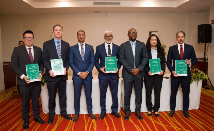 RKP07891 Staatsolie Maatschappij Suriname N.V. heeft woensdag productiedelingscontracten (Production Sharing Contracts, PSC’s) ondertekend voor de offshore blokken 9 en 10. De overeenkomsten zijn gesloten met PETRONAS Suriname E&P B.V. als operator van Blok 9 en Chevron Suriname Exploration Limited als operator van Blok 10, in partnerschap met QatarEnergy International E&P LLC en Paradise Oil Company (POC).