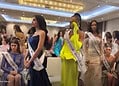 Rel rond Miss Universe 2025: kandidaten lopen weg na publieke vernedering Miss Mexico 2 Screenshot 2025 11 05 221055 Meerdere deelnemers aan de Miss Universe 2025-verkiezing hebben een pre-pageant programma in Thailand verlaten uit protest, nadat de Thaise pageantdirecteur Nawat Itsaragrisil de Mexicaanse kandidate Fátima Bosch in het openbaar “dom” noemde en de beveiliging opriep om haar te verwijderen. (The Independent)