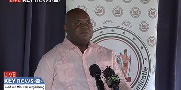 Screenshot 2025 11 06 112300 In de afgelopen weken is er SRD 50 miljoen vrijgemaakt door het ministerie van Financiën om de stembureaupersoneelsleden, die rond de verkiezingen hadden gewerkt, uit te betalen. Dit maakte minister Marinus Bee van Binnenlandse Zaken woensdag bekend voor de aanvang van de vergadering van de Raad van Ministers.