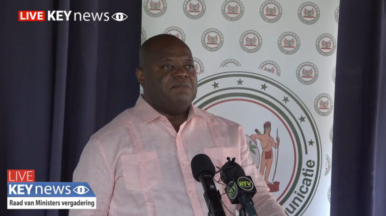 Screenshot 2025 11 06 112300 In de afgelopen weken is er SRD 50 miljoen vrijgemaakt door het ministerie van Financiën om de stembureaupersoneelsleden, die rond de verkiezingen hadden gewerkt, uit te betalen. Dit maakte minister Marinus Bee van Binnenlandse Zaken woensdag bekend voor de aanvang van de vergadering van de Raad van Ministers.