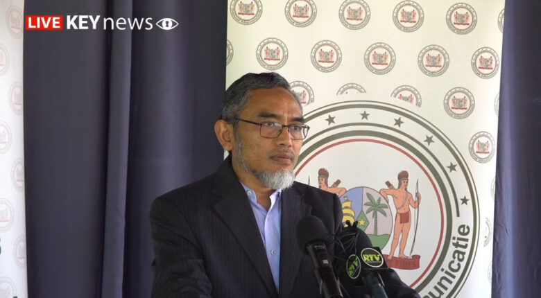 Screenshot 2025 11 07 131205 Het digitaal systeem voor grondaanvragen heeft gefaald. “De aanvragen werden gedaan, maar het systeem is niet verder gegaan dan de balie en dit is iets waaraan we nu moeten werken”, zei minister Stanley Soeropawiro van Grondbeleid en Bosbeheer woensdag voor de aanvang van de vergadering van de Raad van Ministers.