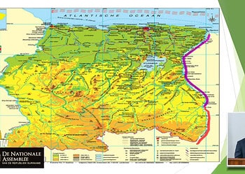 Screenshot 2025 11 11 141231 “Tussen Nieuw Nickerie en Apoera zijn grote lappen grond uitgegeven door het ministerie van LVV. Hoe kan een ander dan de minister van Grondbeleid grond uitgeven?”, zei fractieleider Rabin Parmessar van de NDP maandag tijdens de Algemene Politieke Beschouwingen over het gevoerd beleid door de vorige regering.