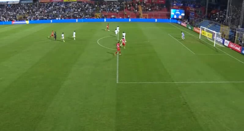 Screenshot 2025 11 19 003007 Het ging goed fout dinsdagavond voor een veranderd Natio, in de laatste WK-kwalificatiewedstrijd, tegen Guatemala. De 3-1 nederlaag betekent dat nog net niet alles verkeken is voor Suriname.