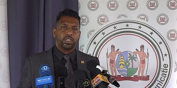 Screenshot 2025 11 29 085330 Minister Harish Monorath van Justitie en Politie stelt dat de criminaliteit in Suriname niet stijgt, maar juist in meerdere categorieën afneemt, stelde hij voorzichtig voor aanvang van de raad van ministers.