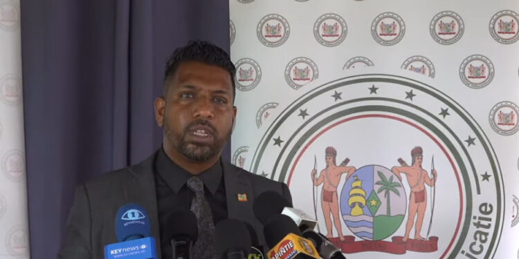 Screenshot 2025 11 29 085330 Minister Harish Monorath van Justitie en Politie stelt dat de criminaliteit in Suriname niet stijgt, maar juist in meerdere categorieën afneemt, stelde hij voorzichtig voor aanvang van de raad van ministers.