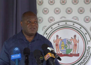 Screenshot 2025 11 29 093303 Minister Marinus Bee van Binnenlandse Zaken (Biza) heeft vrijdag, voorafgaand aan de Raad van Ministers, bij journalisten alarm geslagen over een fors opgelopen telefoonrekening van zijn ministerie. “Voor oktober alleen moeten we SRD 8,9 miljoen betalen,” zei de bewindsman.