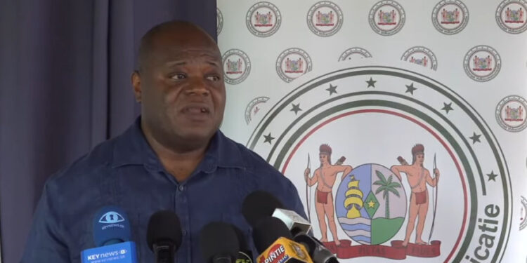 BIZA krijgt voor oktober telefoonrekening van bijna SRD 9 miljoen 1 Screenshot 2025 11 29 093303 Minister Marinus Bee van Binnenlandse Zaken (Biza) heeft vrijdag, voorafgaand aan de Raad van Ministers, bij journalisten alarm geslagen over een fors opgelopen telefoonrekening van zijn ministerie. “Voor oktober alleen moeten we SRD 8,9 miljoen betalen,” zei de bewindsman.