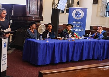 Shellice Amy Sairras promotie adekus 1 1 Het onderzoek, begeleid door prof. dr. Maureen Lichtveld, prof. dr. Wilco Zijlmans en prof. dr. Keith Ferdinand, richt zich op hartfalen (HF): een ernstige chronische aandoening en in Suriname een hoofdoorzaak van vermijdbare ziekenhuisopnames bij volwassenen. Patiënten kampen vaak met kortademigheid, gezwollen enkels en vermoeidheid, wat leidt tot heropnames en een lagere levenskwaliteit. Sairras onderzocht de lokale ziektelast én of een mobiele applicatie patiënten kan helpen bij kennis, zelfzorg en monitoring.