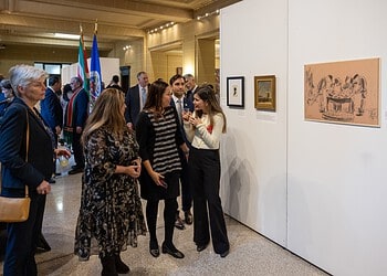 Surinaamse ambassade in VS viert Srefidensi met kunsttentoonstelling 2 De Surinaamse ambassade in Washington DC heeft de viering van 50 jaar Staatkundige Onafhankelijkheid van Suriname gecombineerd met een ode aan het werk van de Surinaams-Amerikaanse schilder Joseph Nassy (1904–1976). In samenwerking met het Art Museum of the Americas is op vrijdag 21 november 2025 een kunsttentoonstelling geopend in de Marcus Garvey Hall van het hoofdgebouw van de Organisatie van Amerikaanse Staten (OAS). De expositie is tot en met 12 december te bezichtigen.