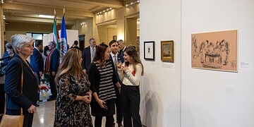 Surinaamse ambassade in VS viert Srefidensi met kunsttentoonstelling 2 De Surinaamse ambassade in Washington DC heeft de viering van 50 jaar Staatkundige Onafhankelijkheid van Suriname gecombineerd met een ode aan het werk van de Surinaams-Amerikaanse schilder Joseph Nassy (1904–1976). In samenwerking met het Art Museum of the Americas is op vrijdag 21 november 2025 een kunsttentoonstelling geopend in de Marcus Garvey Hall van het hoofdgebouw van de Organisatie van Amerikaanse Staten (OAS). De expositie is tot en met 12 december te bezichtigen.