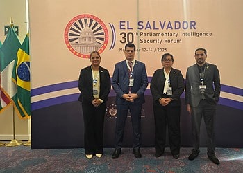 Suriname versterkt internationale veiligheidspositie tijdens PSIF 30th Forum in El Salvador 3 Een Surinaamse parlementaire delegatie onder leiding van DNA-voorzitter Michael Adhin heeft succesvol deelgenomen aan het 30th Parliamentary Intelligence and Security Forum (PSIF) in San Salvador. De deelname verstevigt Surinames positie binnen de regionale veiligheidsarchitectuur en focust op cyberveiligheid en moderne weerbaarheid.