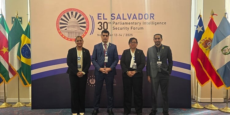 Suriname zet volgende stap in internationale veiligheidssamenwerking op PSIF in El Salvador 1 Suriname versterkt internationale veiligheidspositie tijdens PSIF 30th Forum in El Salvador 3 Een Surinaamse parlementaire delegatie onder leiding van DNA-voorzitter Michael Adhin heeft succesvol deelgenomen aan het 30th Parliamentary Intelligence and Security Forum (PSIF) in San Salvador. De deelname verstevigt Surinames positie binnen de regionale veiligheidsarchitectuur en focust op cyberveiligheid en moderne weerbaarheid.