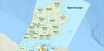 Suriname Offshore Acreage Blocks Wells Map 041125 Staatsolie Maatschappij Suriname N.V. bevestigt dat de gasontdekking Sloanea-1 in Blok 52 nu de status van commercieel veld heeft. De stap markeert een nieuwe fase in de ontwikkeling van Surinames offshore energievoorraad en volgt uit gezamenlijke evaluaties door Staatsolie en PETRONAS Suriname Exploration & Production B.V. (PETRONAS Suriname).
