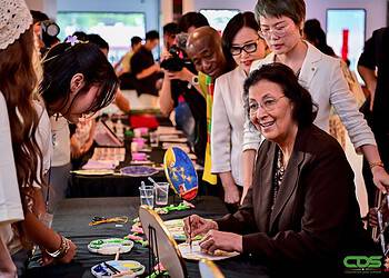 TOUCH CHINA 2025 1 Surinamers konden China zaterdag 22 november 2025 van dichtbij ervaren tijdens het evenement TOUCH CHINA 2025 in Ballroom Prince. Bezoekers maakten er op een laagdrempelige en interactieve manier kennis met Chinese tradities, cultuur en de nieuwste technologische ontwikkelingen. Het evenement werd georganiseerd door het Confucius Instituut van de Anton de Kom Universiteit van Suriname, met ondersteuning van de Chinese ambassade.