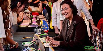 TOUCH CHINA 2025 1 Surinamers konden China zaterdag 22 november 2025 van dichtbij ervaren tijdens het evenement TOUCH CHINA 2025 in Ballroom Prince. Bezoekers maakten er op een laagdrempelige en interactieve manier kennis met Chinese tradities, cultuur en de nieuwste technologische ontwikkelingen. Het evenement werd georganiseerd door het Confucius Instituut van de Anton de Kom Universiteit van Suriname, met ondersteuning van de Chinese ambassade.