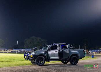 Taptoe 8 In een goedgevuld André Kamperveenstadion heeft het Nationaal Leger zaterdag 8 november 2025 een indrukwekkende taptoe verzorgd in het kader van 50 jaar staatkundige onafhankelijkheid van de Republiek Suriname. De militaire show maakte deel uit van de officiële jubileumactiviteiten rond het gouden onafhankelijkheidsjaar.